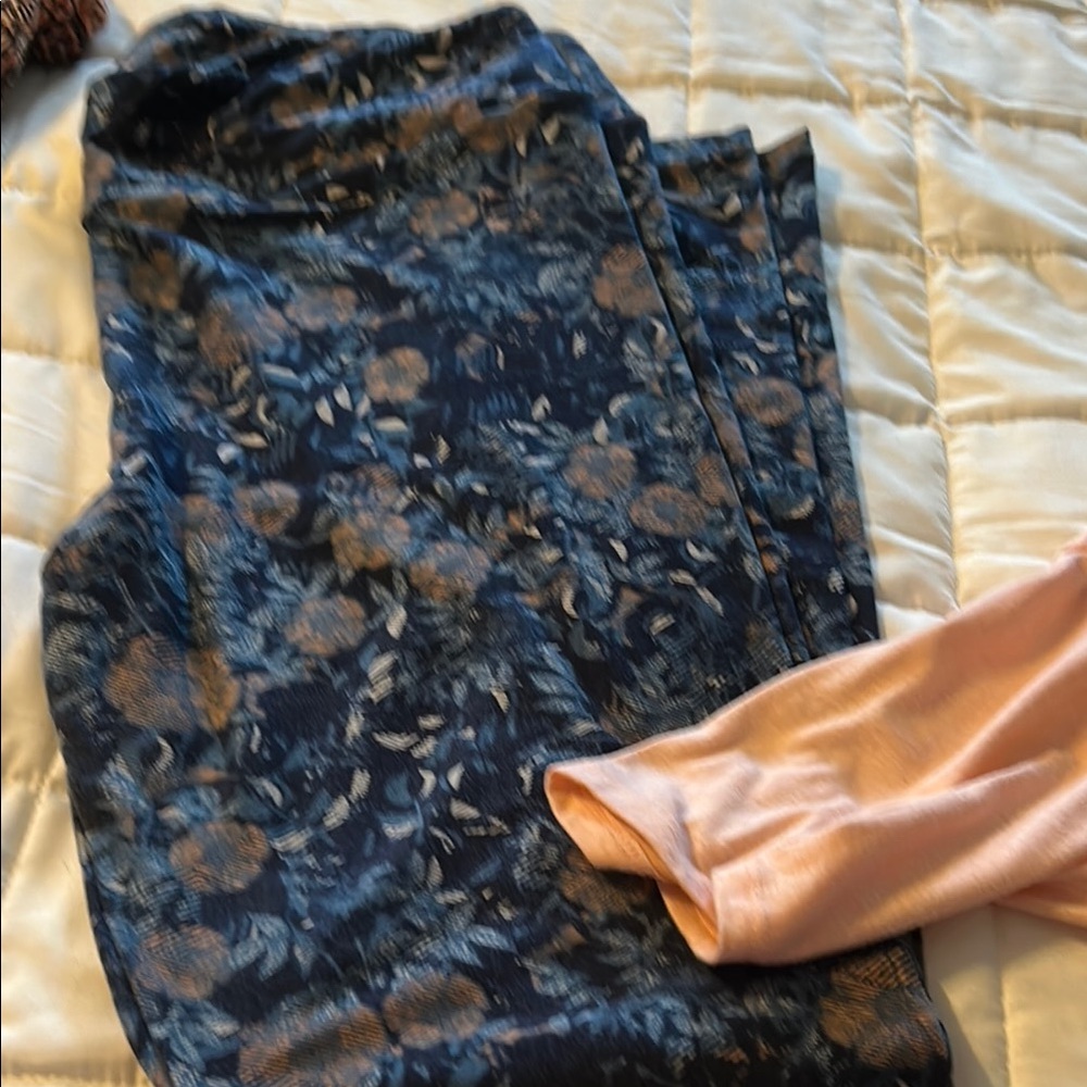 Outfit. 2 pairs of leggings and top - Picture 5 of 5